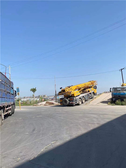 若尔盖县25吨吊车的租赁价格大概是多少？