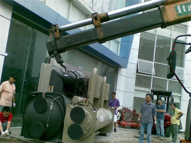 若尔盖县随车吊和汽车吊的核心区别是什么？哪种更省钱？