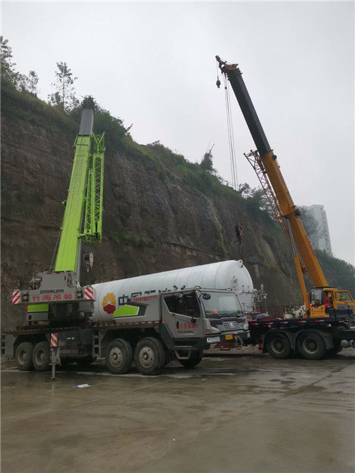 若尔盖县“不怕风雨冻”—— 吊车的 “恶劣环境适应” 技术